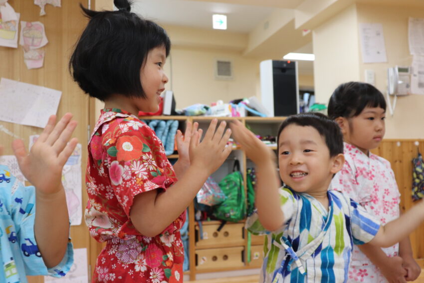 27日、28日で保育園の夏祭りをしています。
盆踊りが始まると「○○ちゃん、一緒に踊ろう!」
と積極的に誘っていた年長児さん。
その誘いに嬉しそうに踊りの輪の中に入っていく年少児さん。
微笑ましい雰囲気の中で盆踊りが始まりました♪