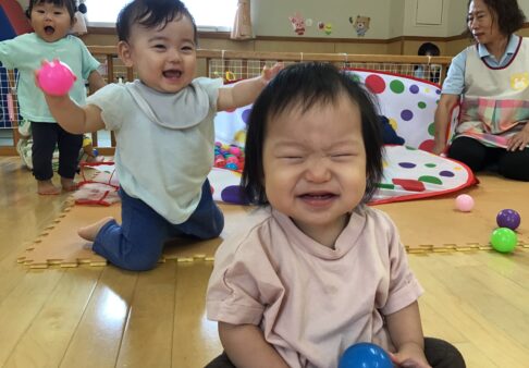 0歳児　にじ組　「風船・ボール遊びをしたよ！」
