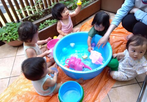 ０歳児　水遊び