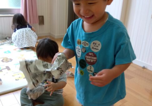 １歳児　新聞紙あそび