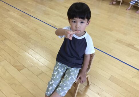 2歳児　たいよう組　「みんなで椅子取りゲーム！」