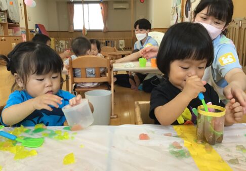 ０歳児　にじ組「寒天遊びに目がキラキラ☆」