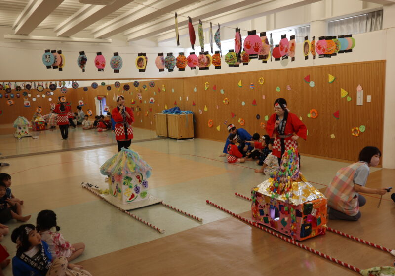 ホールには子ども達が作ったちょうちん飾りやお神輿を飾りました。