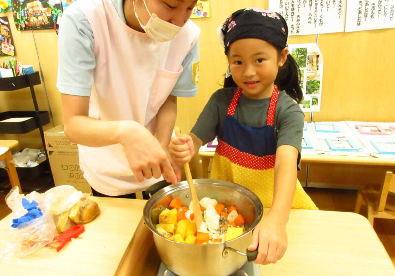 お鍋が動かないようにしっかり持って…