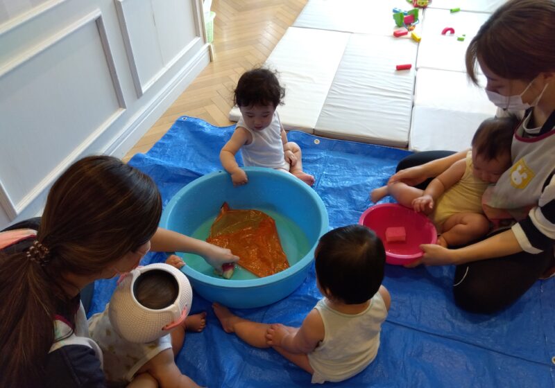 水に食紅で色をつけたり、ビニールを入れて水の流れを見たりしています。