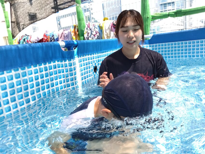 5歳児さんになるとプール遊びのねらいが息継ぎや泳ぐことになります。
以前行った顔に水が付いてしまったときの魔法の言葉「ゴシゴシパッ!」を
思い出しながら、水に潜ってみました。
まずは水に口が付いている状態でブクブクと動かし息を吐き、苦しくなったら
パッと息を吐くと水を飲まないことを発見した子どもたち。
「これだと苦しくない!」「出来た!」と短時間でも様々なことが出来るようになりました。