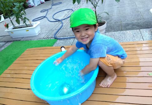水遊びでひんやりいい気持ち！