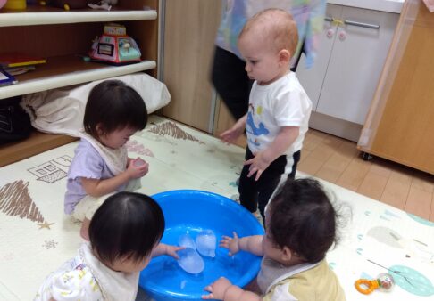 ０歳児　室内遊びの様子
