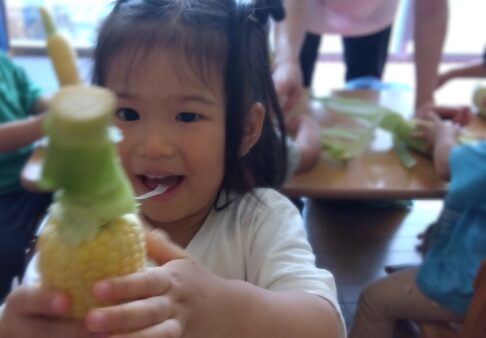 とうもろこしの皮むき～２歳児～