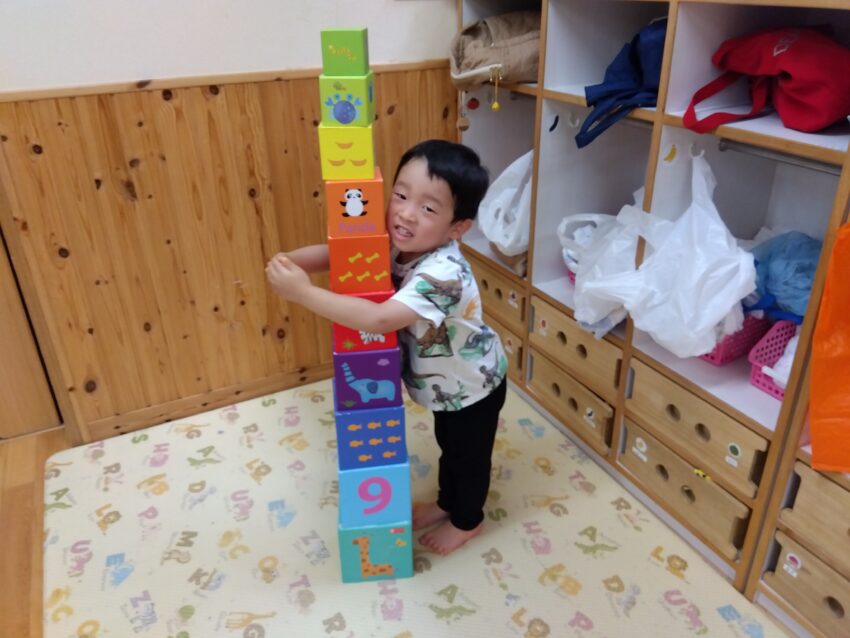 市ヶ谷保育園には様々な玩具があります。
小さなブロックから子どもたちが乗れる位の大きなブロックまであって、
一人で遊ぶことも、数人で組み立てて遊ぶことも出来ます。
写真の積み上げる玩具は数字が小さいほど、小さい形、大きくなるほど全体を支えられる大きさになっています。