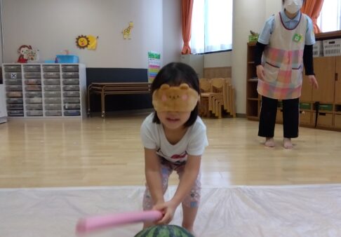 ４歳児　すいか割り！！