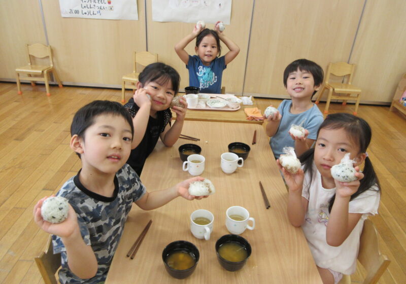 朝ごはん、おにぎり自分で握ったよ～