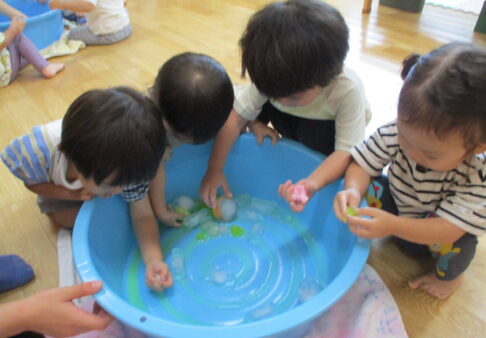 氷遊び～0、1歳児クラス～