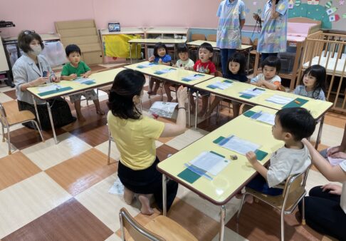 ２歳児　藍の葉染め体験