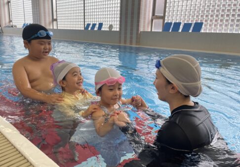 姉妹校の温水プールに行きました☆彡