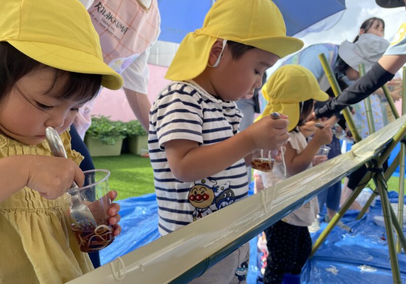 すくったそうめんを一生懸命に食べています✨