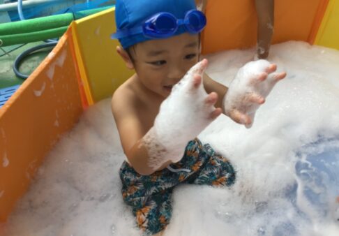 3歳児　★プールで泡遊び★