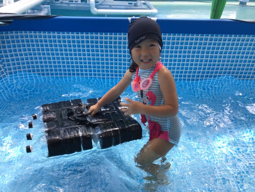フワフワした泡の感触に大喜びの3歳児さん。
お友だちと作る事でこんなにたくさんの泡が出来ることも発見できたようです。
子どもたちの喜びや発見を通して「何故?どうして?」や「もっとやってみたい!」
という探求心や意欲を市ヶ谷保育園では育んでいます。
泡で遊んだ後は大きなプールで手作りのいかだや、ビート板、水鉄砲でたくさん遊びました。