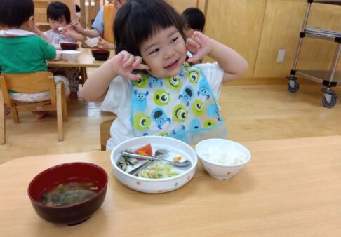 １歳児　そら組　「大好きな給食♪」