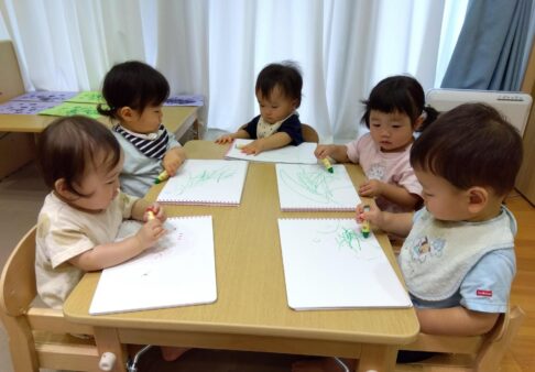 ０歳児　お絵描き