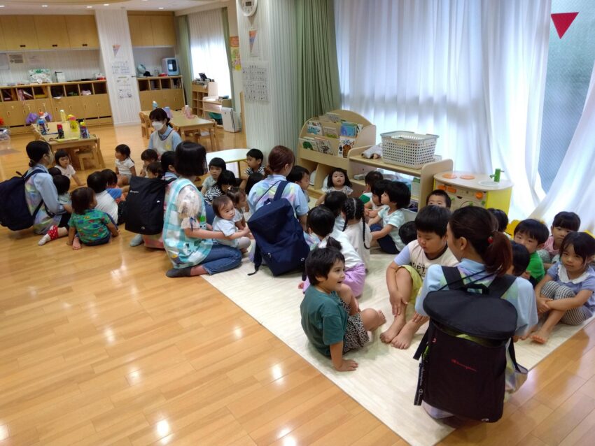 この時期は、ゲリラ豪雨や台風といった水害が起こり得る可能性が高いため、大雨を想定とした避難訓練を行いました。<br />
