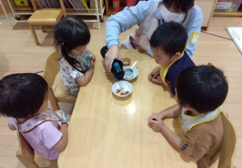 2歳児　ぱんだ組　「出汁を知ったよ」