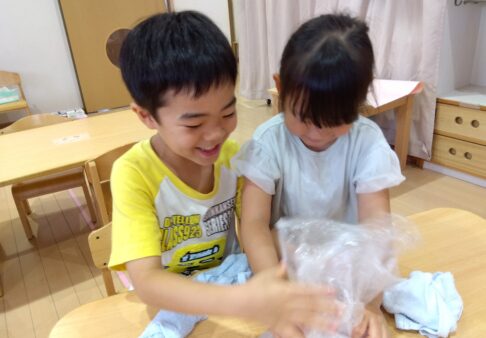 ５歳児　くじら組　「冷たくておいしい～♪」