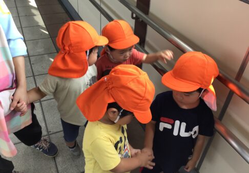 2歳児　たいよう組「駅までお散歩♪」