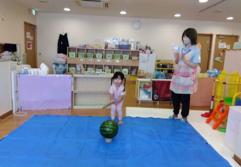 うさぎ組（２歳児クラス）☆スイカ割り