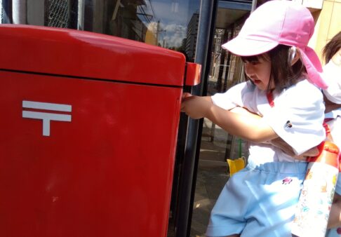 3歳児　ほし組「ポストにハガキを投函しました！」