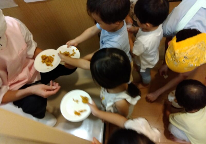 かぼちゃの種を持って給食室へ！