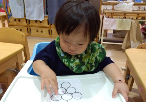 1歳児　りす組　「敬老の製作」