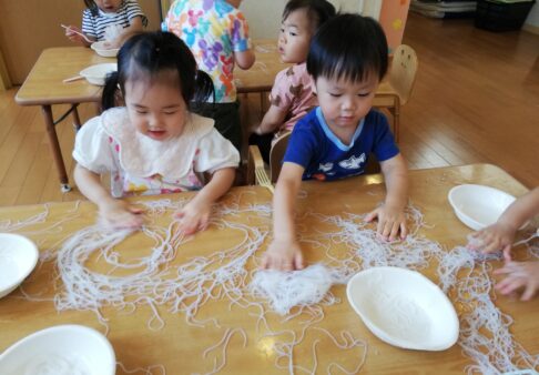１歳児　＊春雨で感触遊び＊