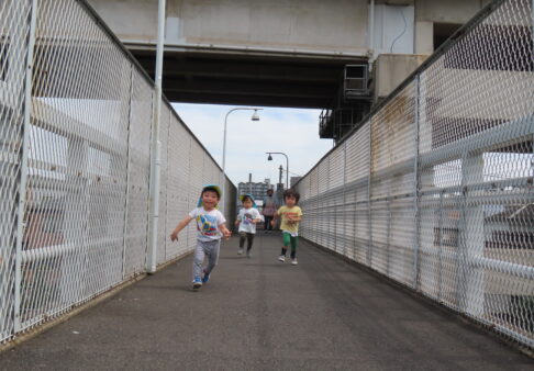 【２歳児】戸外へ出発！