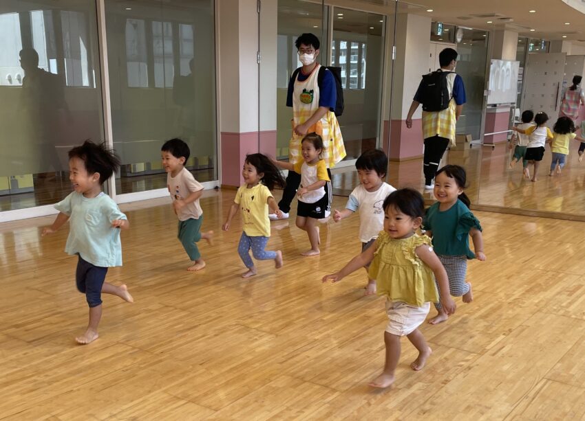 大好きなお友だちや保育士と一緒に走ることで楽しさが増します😄