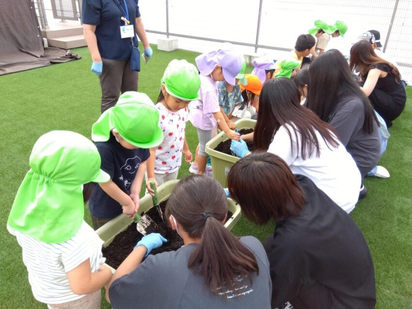 名古屋こども専門学校の学生さんとプランターに野菜の種を植えました✨