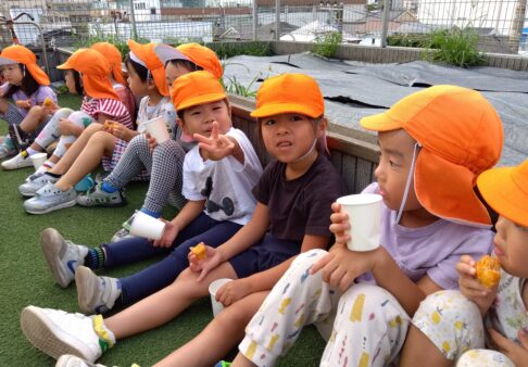 ４歳児　きりん組　「屋上でおやつを食べたよ！」