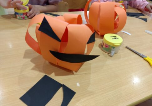 ４歳児　きりん組　「ハロウィンの製作をしたよ！」