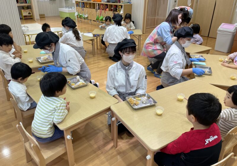 学生さんと一緒に一人ひとり可愛く飾りつけを楽しみました😄