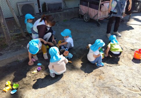 1歳児　りす組　「５丁目広場に遊びに行ったよ！」