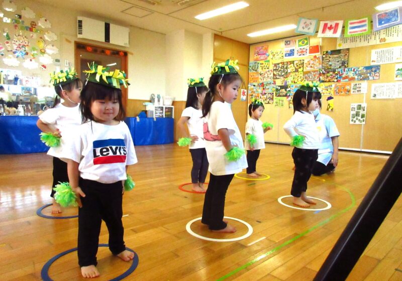 ２歳児のダンス！まずはカッコよくポーズ！