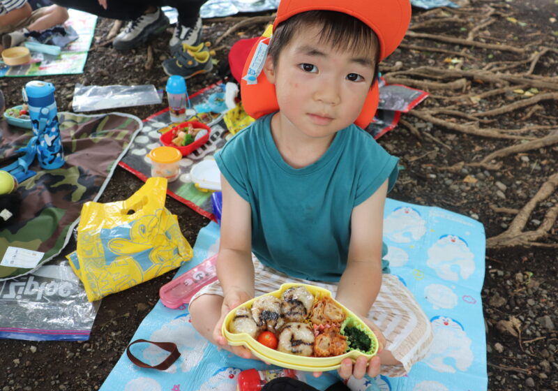 たくさん遊んだ後はお母さんやお父さんが作ってくれたお弁当でランチタイム♪