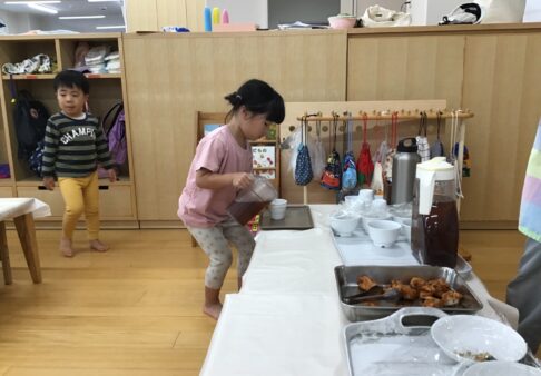 幼児　給食配膳の様子