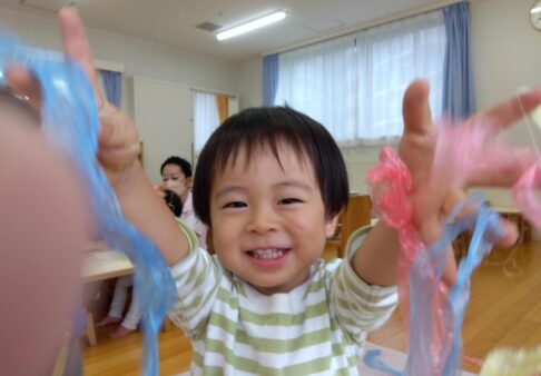 1歳児　新聞紙・スズランテープ遊び