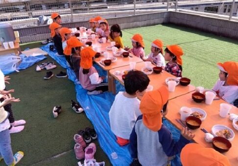 ４歳児　きりん組　「屋上でピクニック♪」