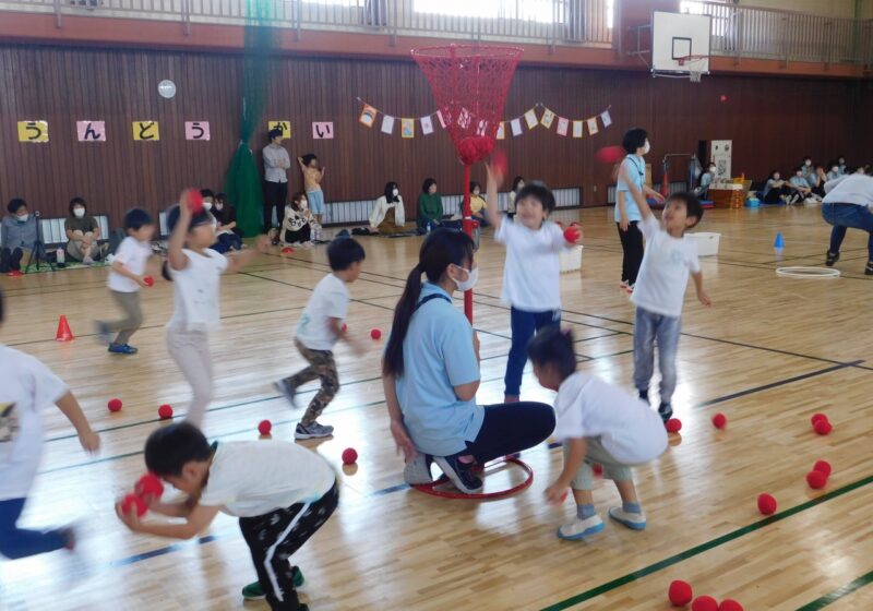 親子競技「スリーピング玉入れ」