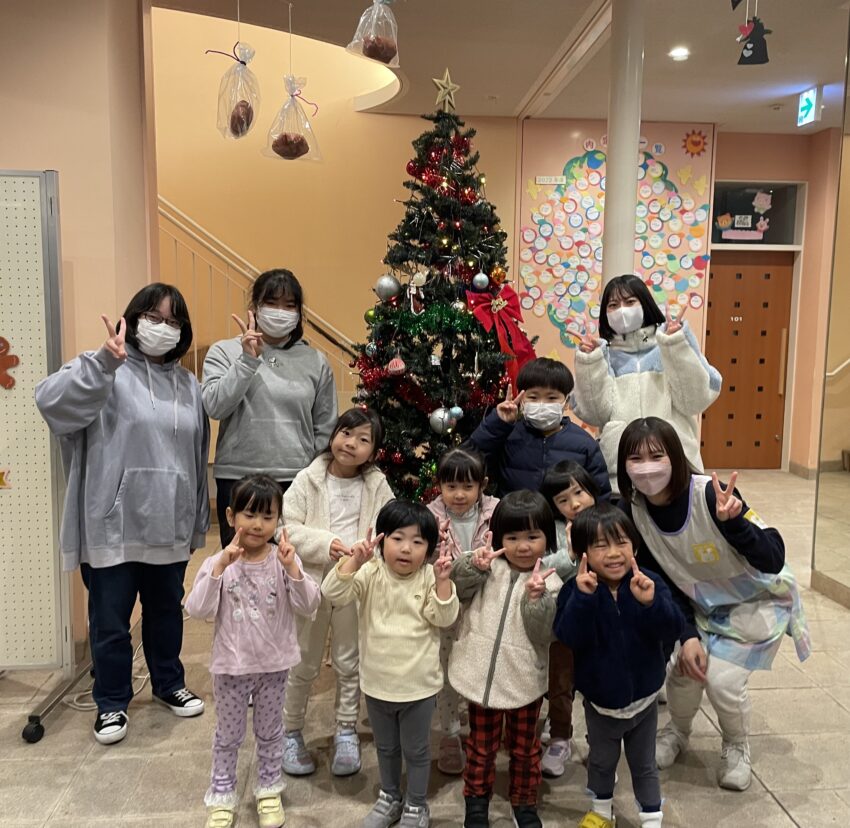 おしゃれに着飾って、素敵なツリーに仕上がりました🥰
飾りつけの後は点灯式🎵
クリスマスが待ち遠しいですね🌟
