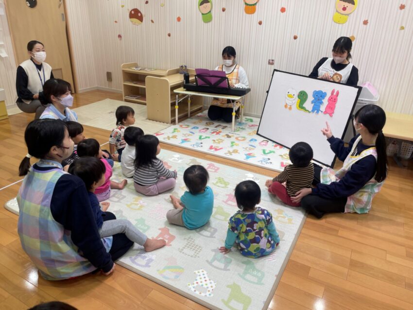 名古屋医療秘書福祉専門学校の学生さんが楽しい遊びを準備して来てくれました🤗<br />
（１歳児クラス）<br />
パネルシアターを見ました✨<br />
次々にでてくる動物たち🐰🐊🐘🐥<br />
動物の特徴をとらえてピアノを使って音で表現しています🎵<br />
集中して見ていました🎵
