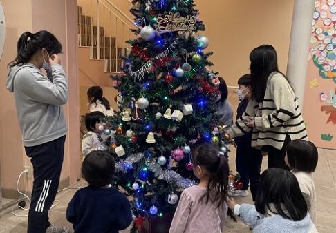 幼児　クリスマスツリーの飾りつけ、点灯式