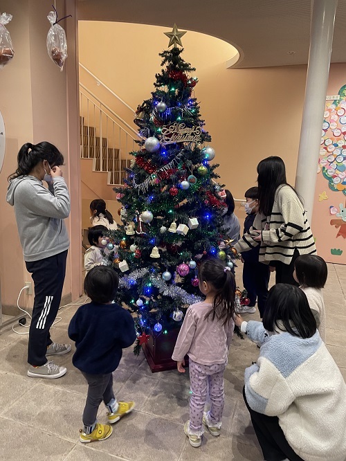 名古屋こども専門学校の学生さんとオーナメントの飾りつけをしました🎄<br />
みんなでどこにつけるか、考えながら楽しい雰囲気の中で行われました🎵<br />
<br />
